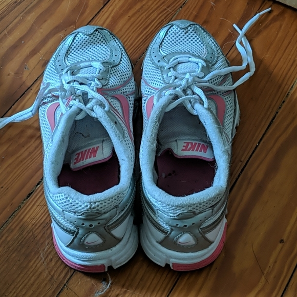 Nike Air. 7.5. Women's. - Picture 2 of 3